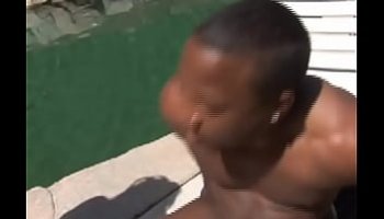 nus a la piscine