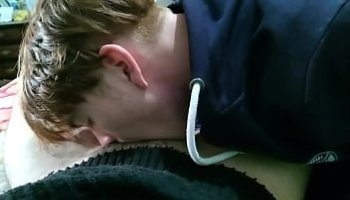 homme avec chatte